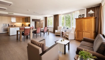 Vrijwilliger tijdens de broodmaaltijd