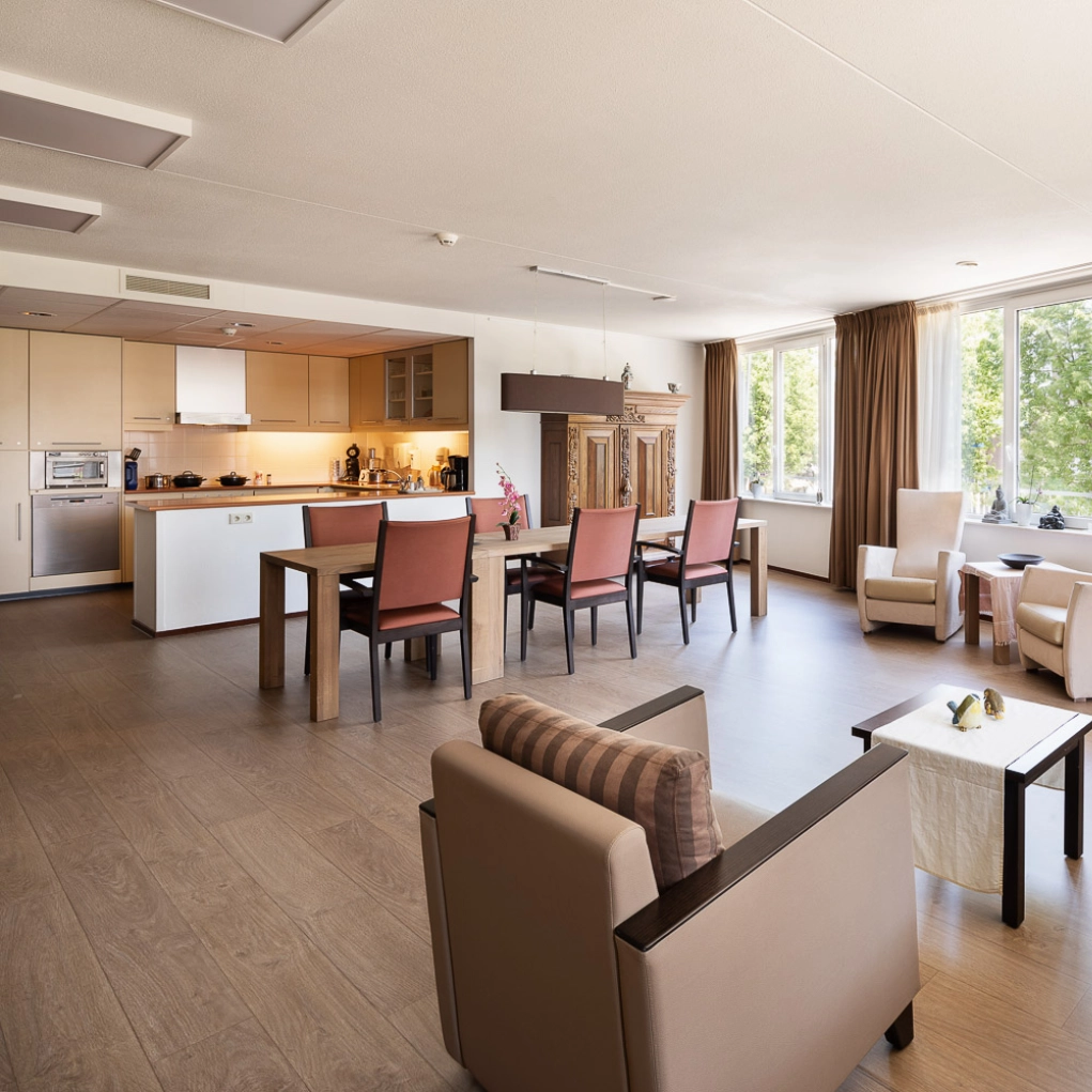 Vrijwilliger tijdens de broodmaaltijd