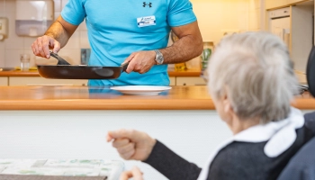 Vrijwilliger tijdens de broodmaaltijd